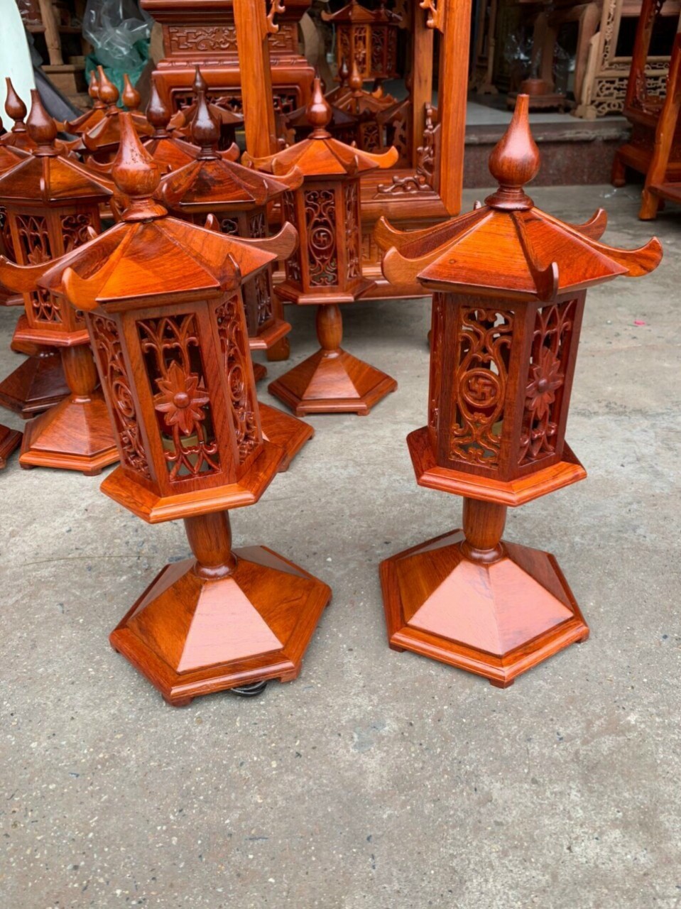đèn trang trí  ban thờ dạng mái chùa bằng gỗ hương đỏ
