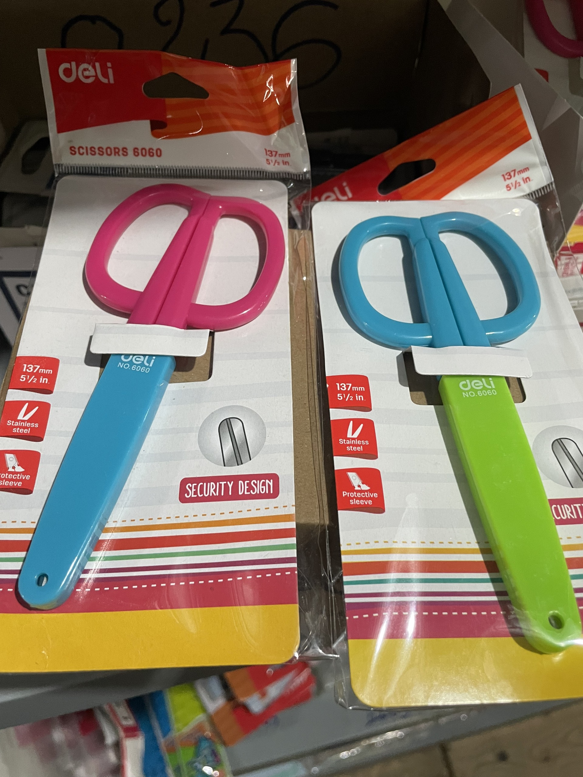 Kéo học sinh có nắp 137mm deli e6060