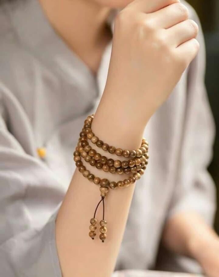 Chuỗi 108 hạt trầm hương tốc tự nhiên.