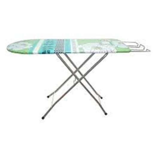 Bàn để ủi đồ kiểu đứng có giá đỡ bàn ủi