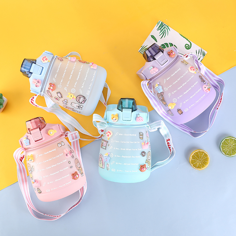Bình nước 1.3L dễ thương tặng kèm quai đeo và sticker