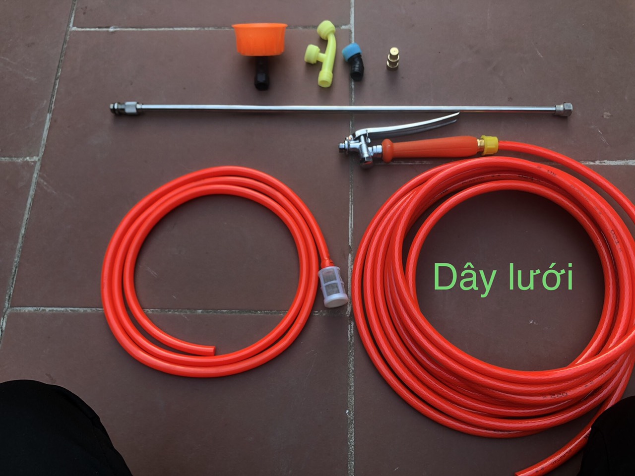 Bộ dây kèm phụ kiện phun tưới, xịt phân th uốc cho máy 12v