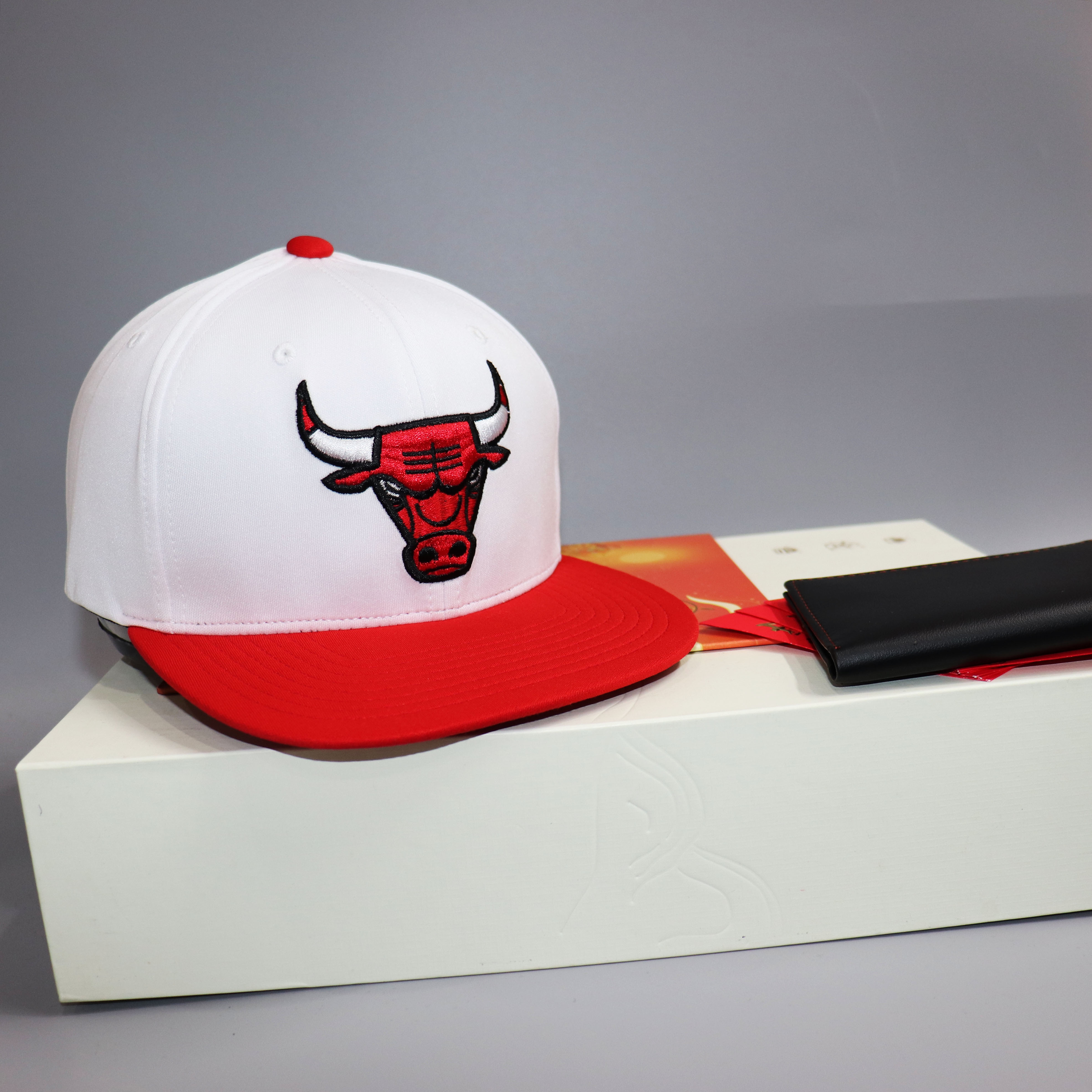 Mũ Lưỡi Trai - Nón Snapback Bulls Trắng Kết Đỏ Logo Đầu Trâu 2020