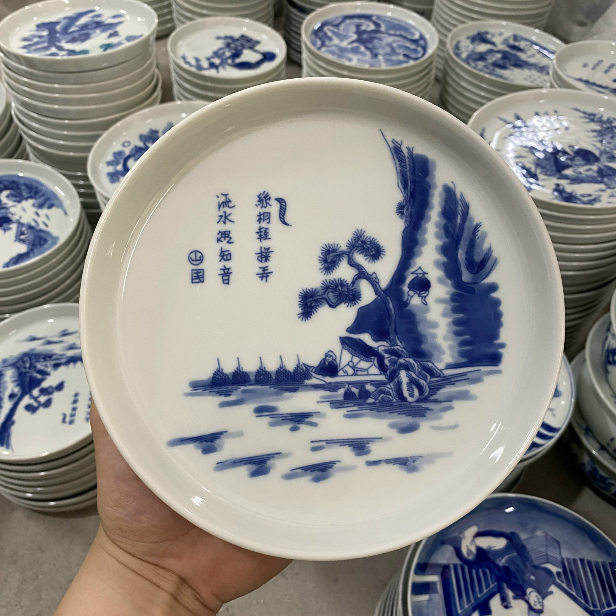 Đĩa cảnh men lam phỏng cổ Sơn Thuỷ đường kính 18 cm - gốm sứ Bát Tràng tặng kèm chân kê đĩa cảnh