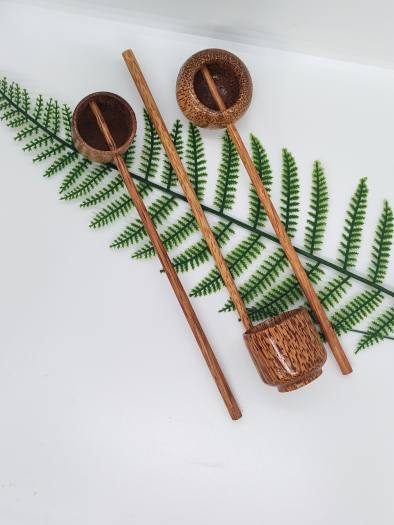 Gáo dừa múc nước kombucha, nước kefir