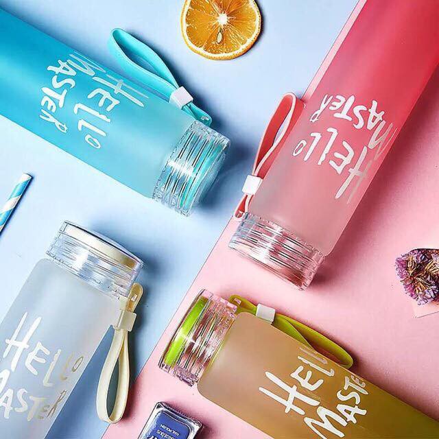 Bình nước thủy tinh in chữ hello master 480ml có dây xách