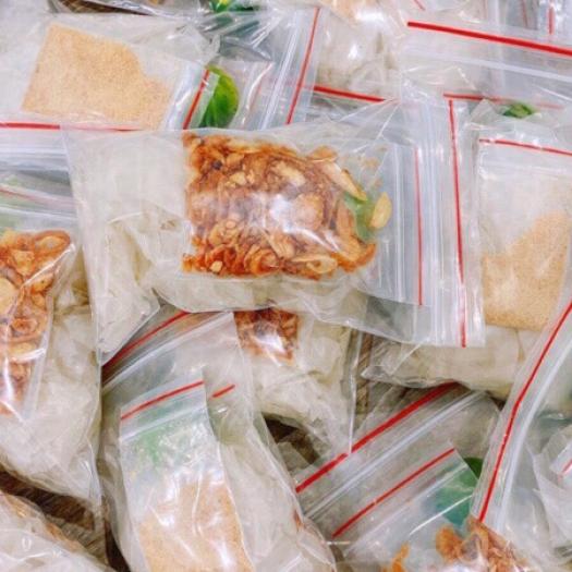 Bánh tráng phơi sương muối nhuyễn tỏi hành phi + sate + tắc