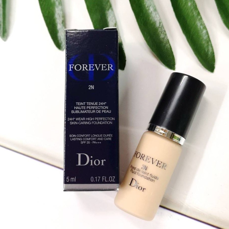 Dior Forever Skin Glow - Dior Forever Skin Glow mang lại cho bạn một làn da rạng rỡ và sáng bóng. Với thành phần chứa tinh chất hoa lớn và dưỡng chất tự nhiên, sản phẩm này giúp cải thiện tình trạng của da và mang lại sự tươi sáng và trẻ trung. Tận hưởng cảm giác như được chăm sóc bởi các chuyên gia làm đẹp khi sử dụng sản phẩm này.