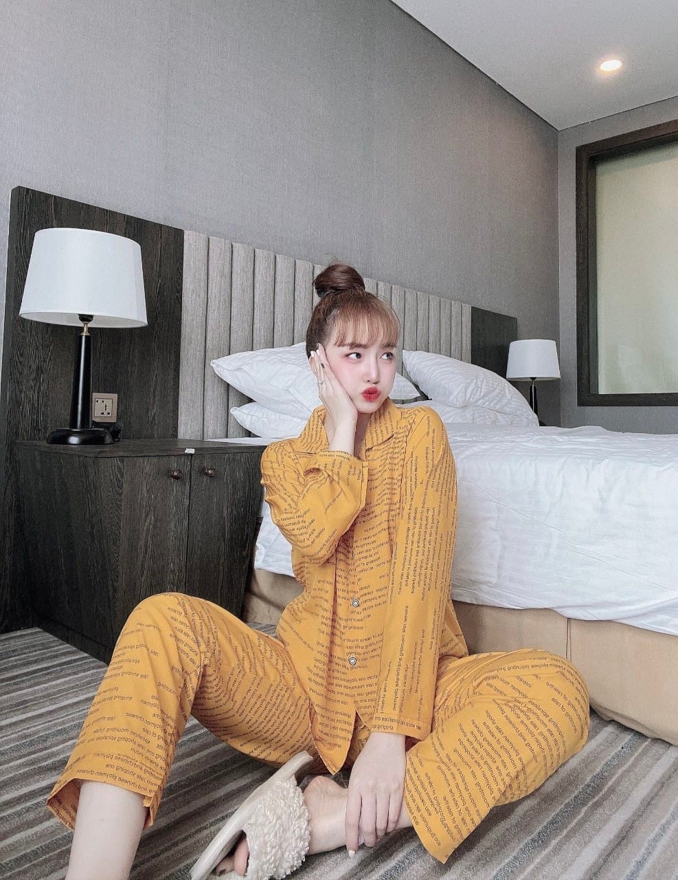 Đồ bộ lụa 100d dài phối chữ siu xinh - mẫu mặc sp thật