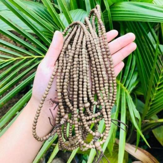 Vòng tay trầm hương 216 hạt cao cấp 4mm, Tốc tự nhiên