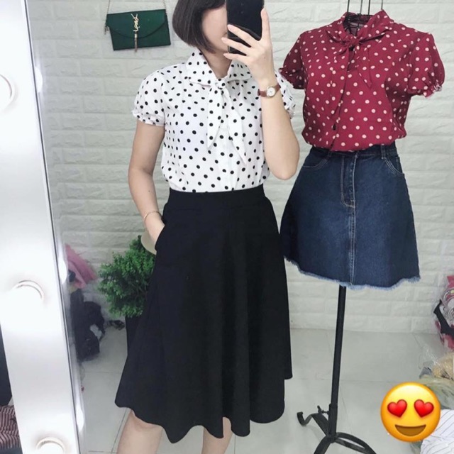 Chân váy xòe dài đến đầu gối, thiết kế kèm 2 túi thuận tiện, thời trang