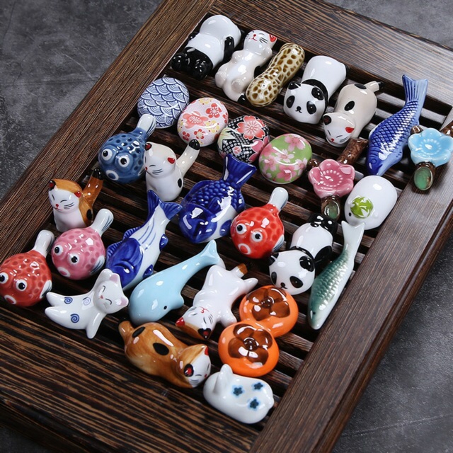 Một gác đũa gốm sứ các loại phụ kiện bàn ăn