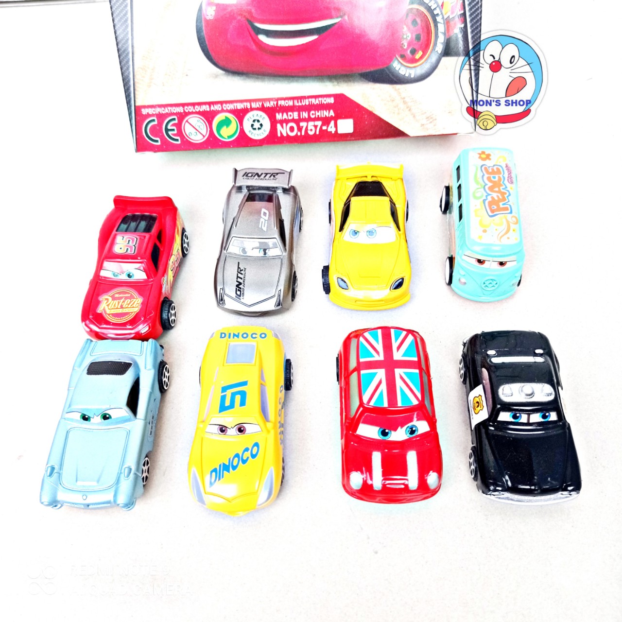 Hộp 8 chiếc xe Mcqueen bằng nhựa chạy bánh đà