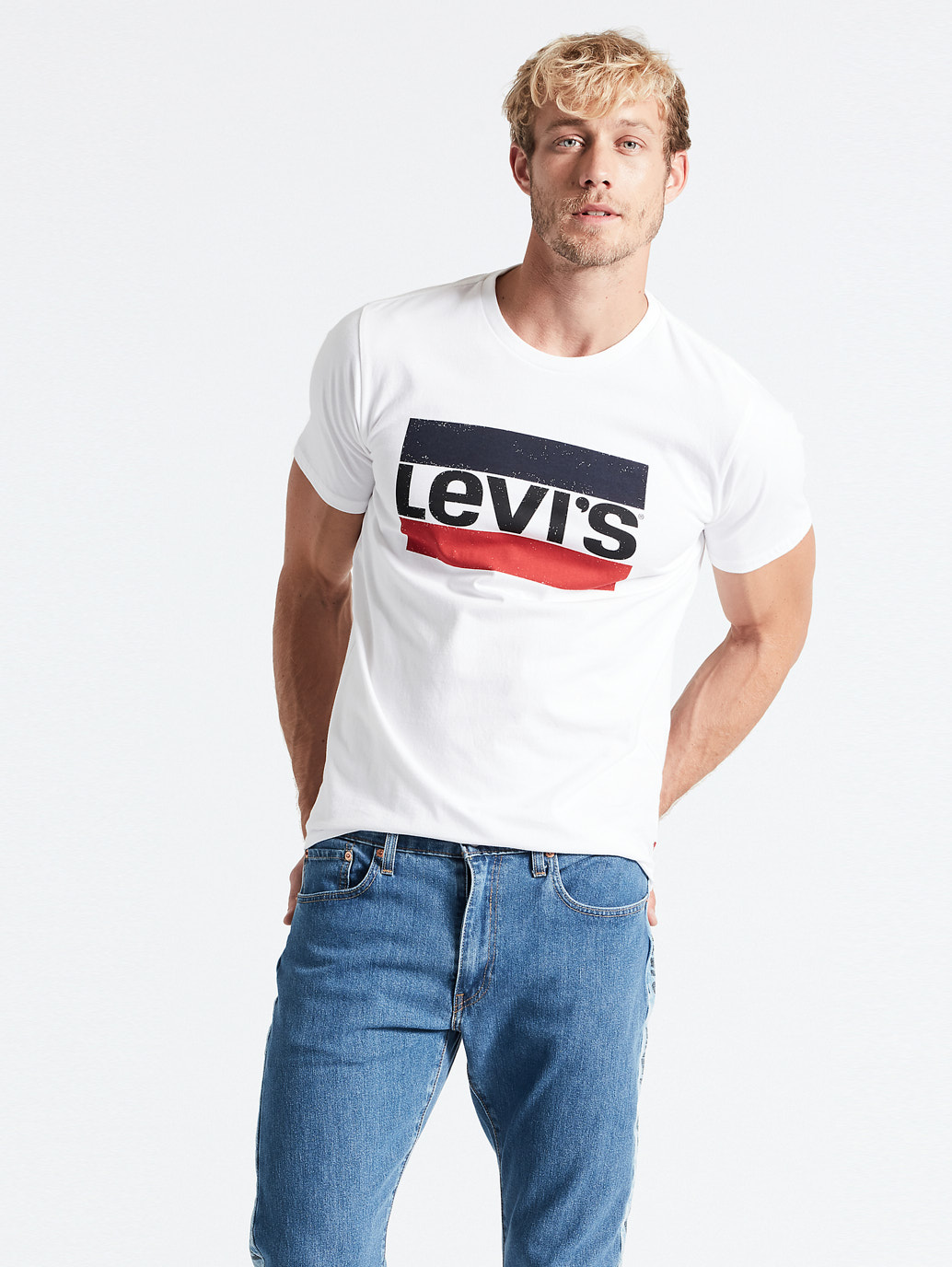 Levi's® เสื้อยืดแขนสั้นผู้ชาย รุ่น Logo Graphic  T-Shirt - ยี่ห้อ Levi's ราคา 495 บาท*ส่งฟรี