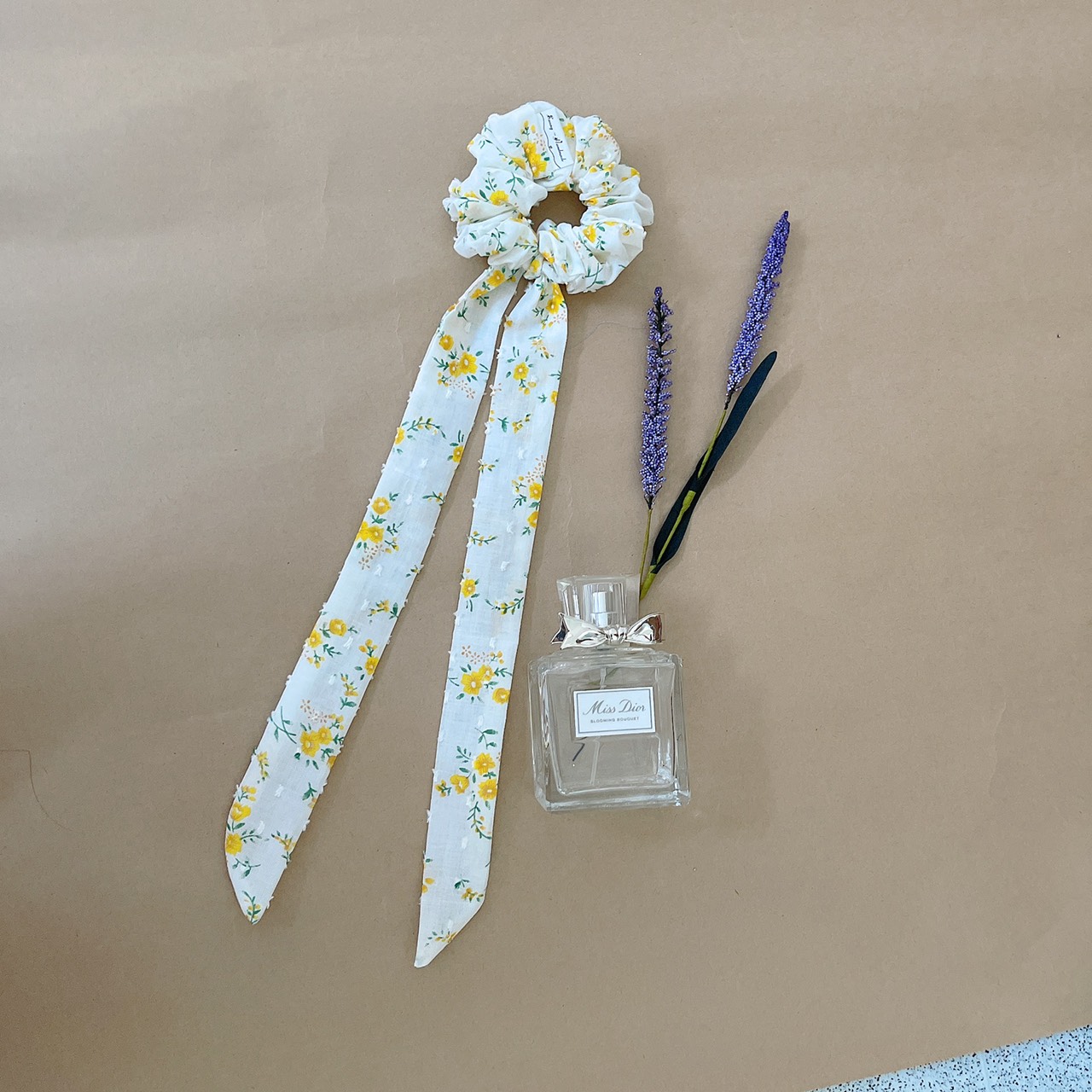 Scrunchies- đồ cột tóc nơ dài hoa vàng