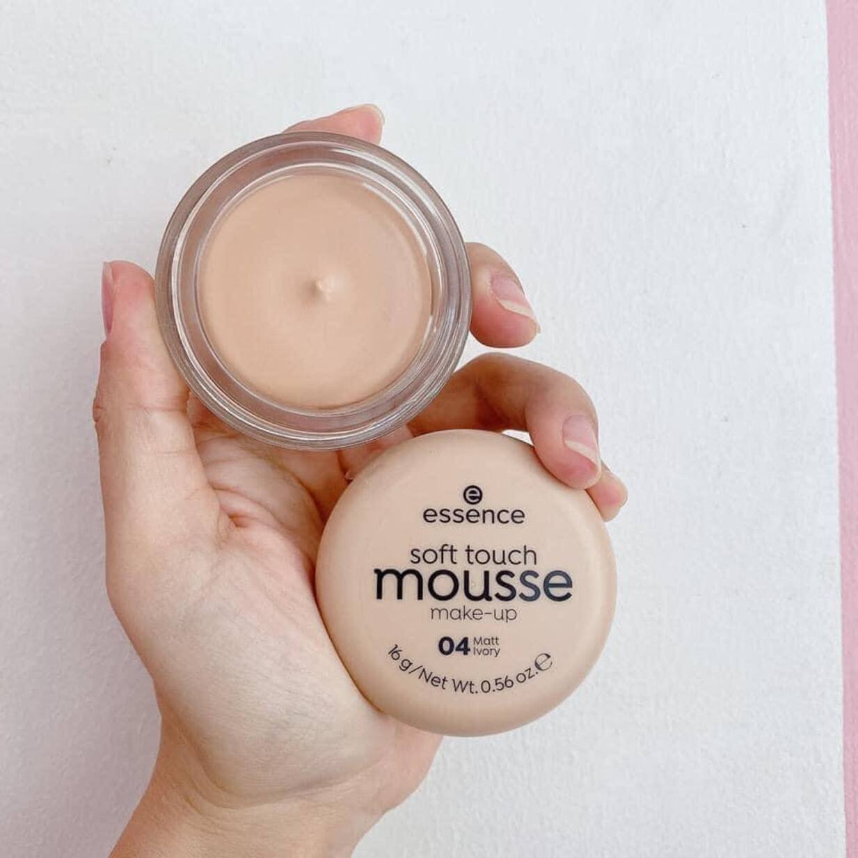Phấn Tươi Essence Soft Touch Mousse 04 Matt Ivory che phủ tối ưu thay thế được cả kem che khuyết điểm mà làm cho da không bóng dầu dù thời tiết nắng nóng, 16 g