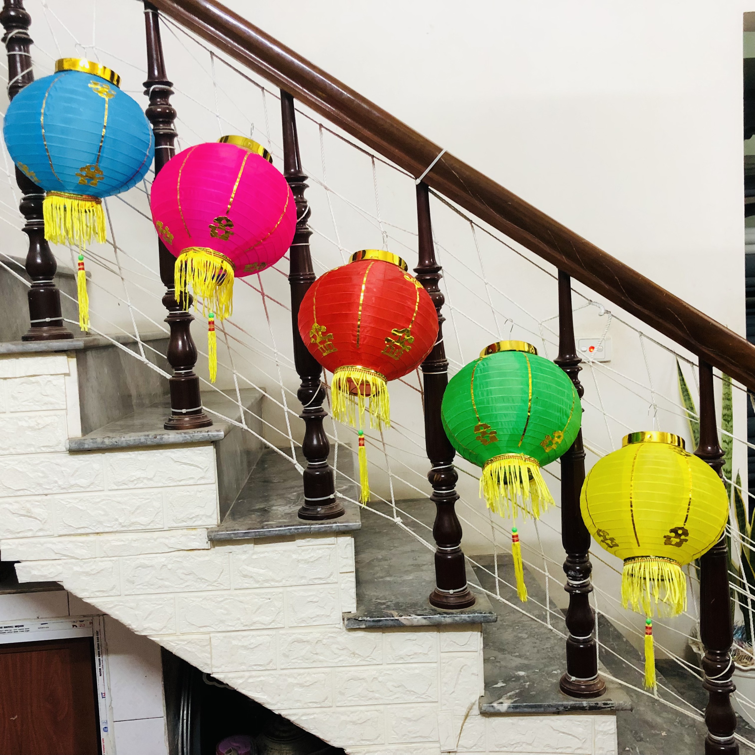 Đèn lồng vải tròn có tua 20/25/30cm mạ vàng trang trí ngoài trời nhiều màu sắc