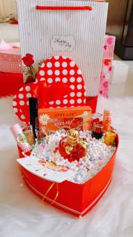 Combo quà tặng bạn gáinhân ngày kỉ niệm đặc biệt (Combo son , nước hoa, phấn trang điểm ,  hộp quà, hạt xốp, thiệp  và  có cả túi đựng quà sang trọng tặng kèm