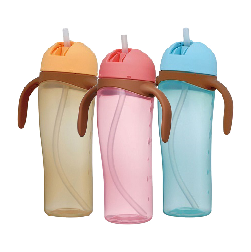 Bình uống nước tay cầm có ống hút Pigeon 330ml - Màu vàng