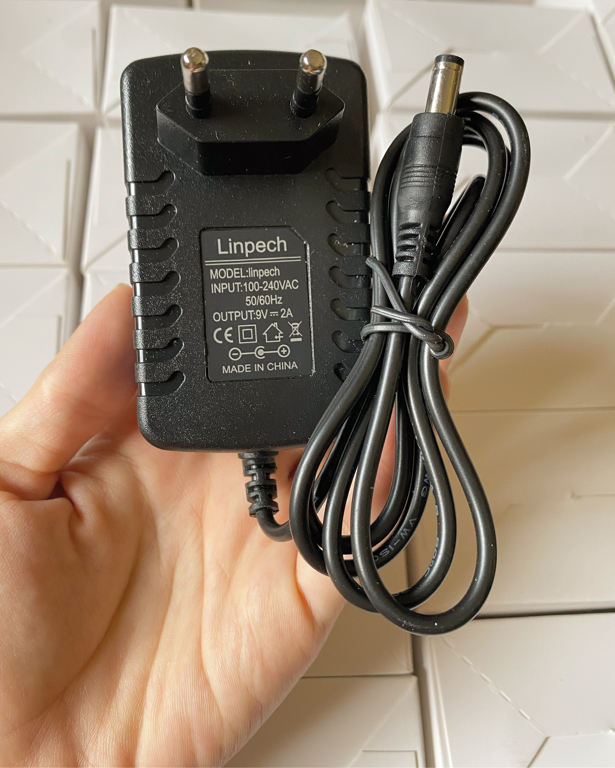 Adapter sạc 9V 2A chân to thay thế cho sạc máy hút sữa Medela Pump 220V