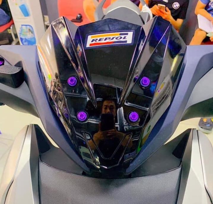 Mão đầu xe Winner X màu đen bóng có sừng Tặng Miếng dán logo thương hiệu ngẫu nhiên không kèm ốc gắn