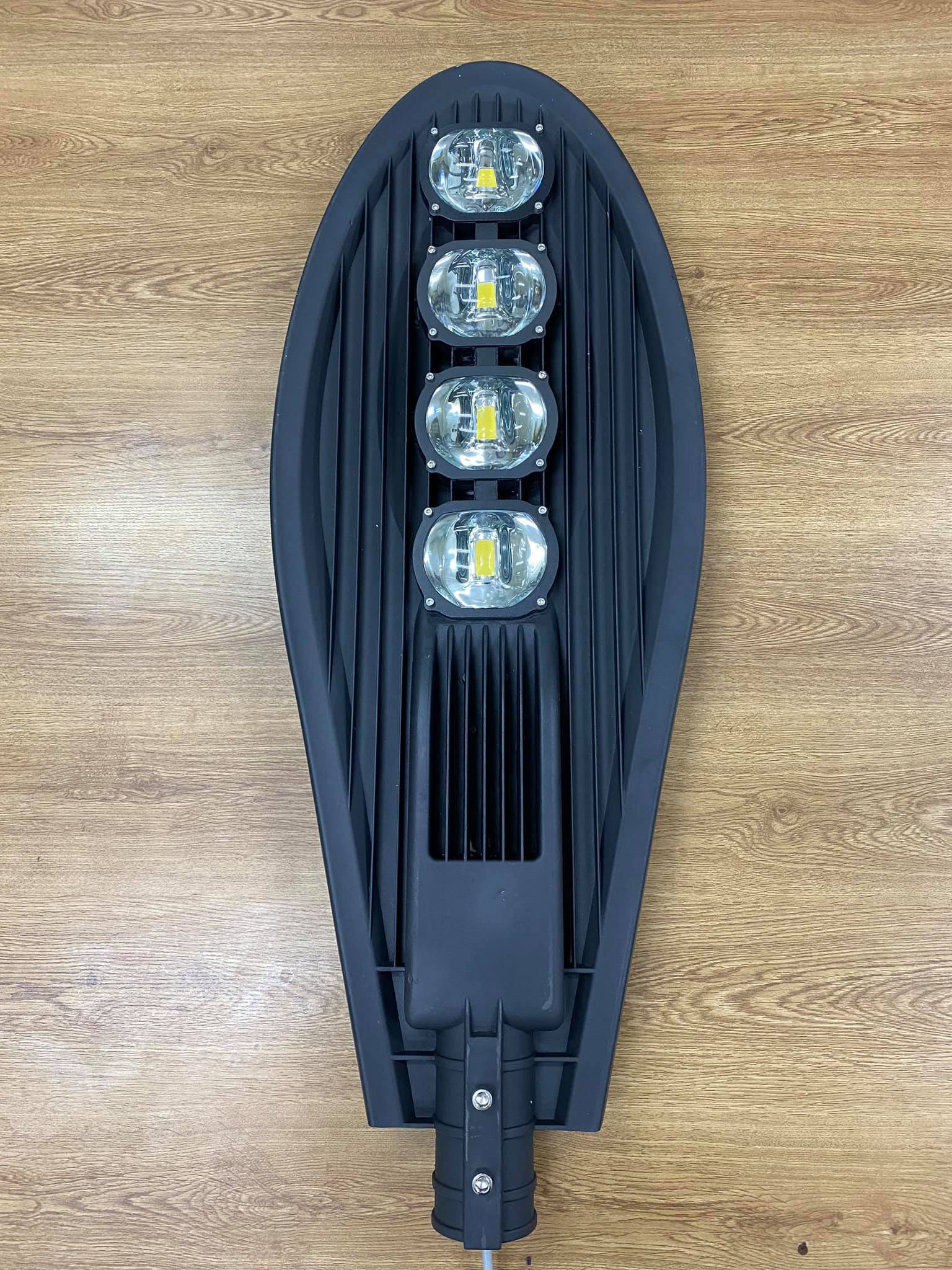 Đèn đường led 200w hình chiếc lá thân đen siêu sáng ledcom