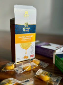 1 VIÊN KẸO NGẬM MẬT ONG MANUKA Health Honey Lozenges VỊ LÝ CHUA ĐEN (Blackcurrant), CHANH, GỪNG, KEO ONG (Propolis)