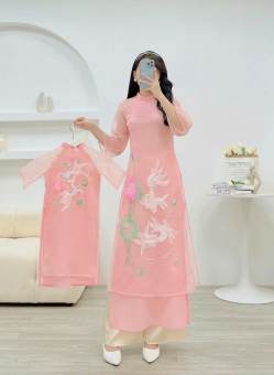 Set áo dài cách tân mẹ và bé màu hồng đính kết hoạ tiết cá chép trắng sinh động - AN67