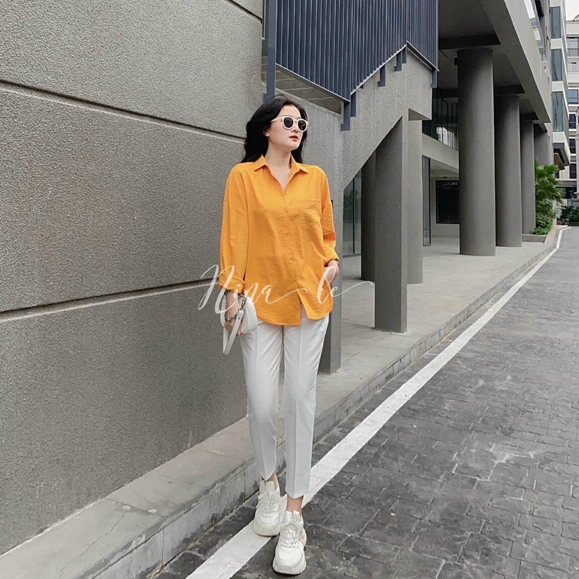 Áo sơ mi nữ kiểu form dài chất đũi dày dặn.