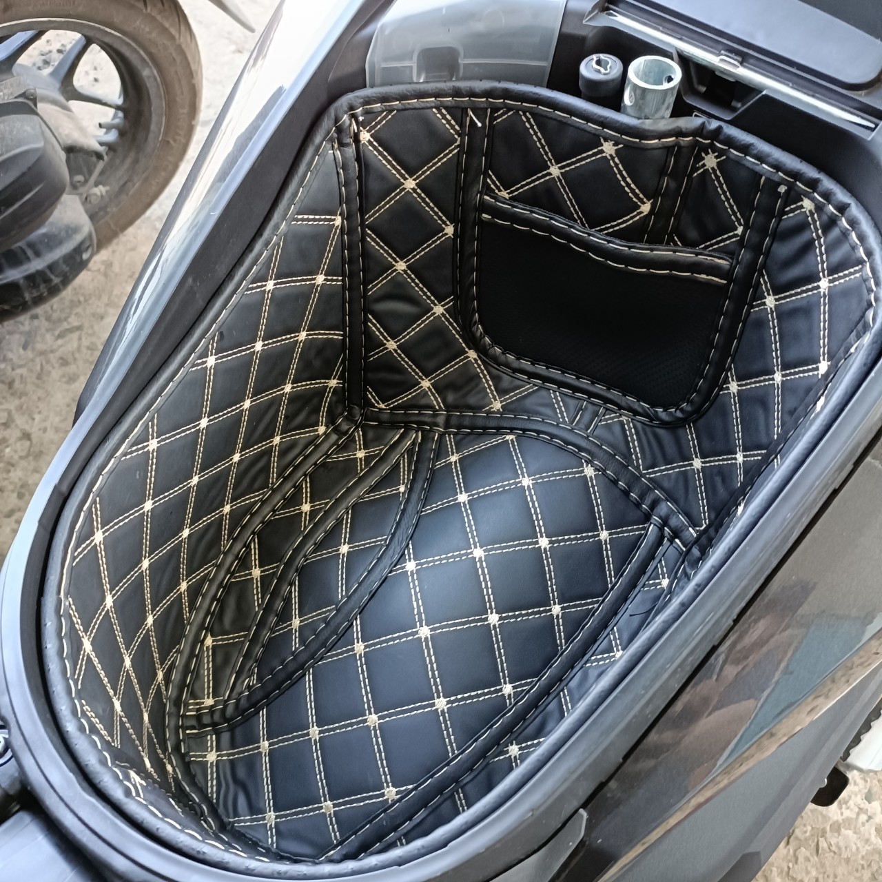 Lót cốp da cao cấp Honda Vario và Click Thái (Đủ các đời xe)  CÓ TÚi thêu logo hãng Honda cực đẹp