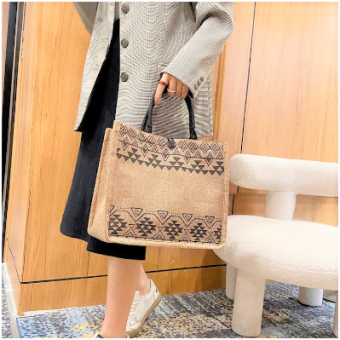 Túi cói Merci có miếng đệm đáy giữ form túi