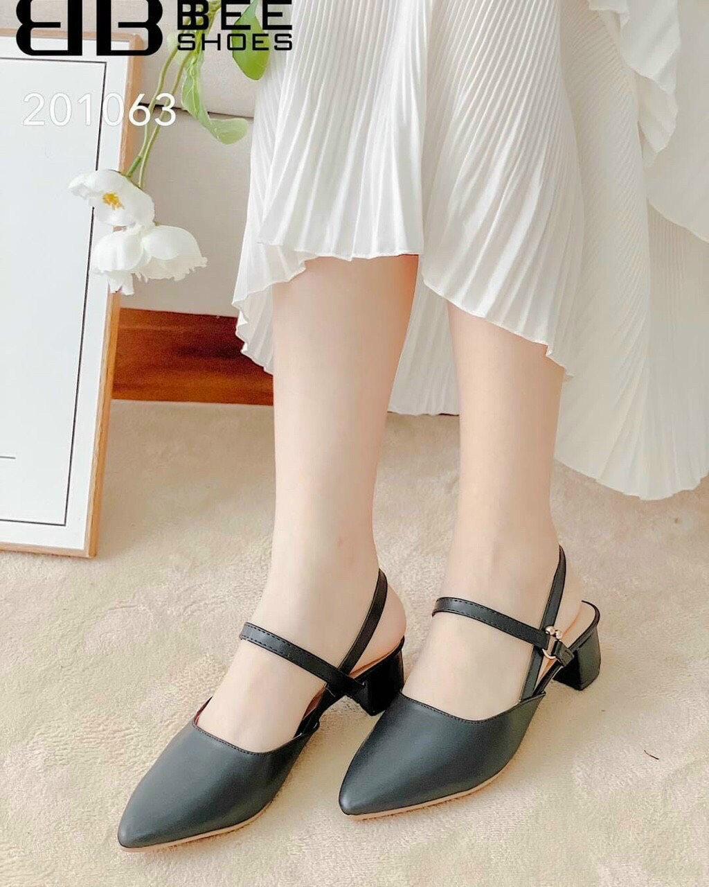 Giày sandal rọ mũi nhọn quay sau