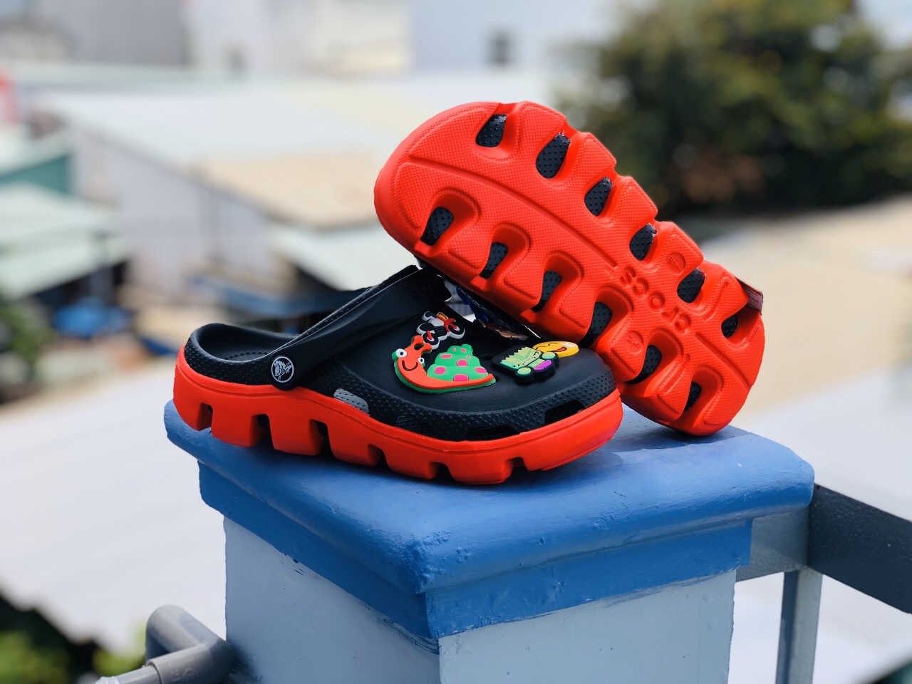 (TẶNG hộp CROCS + 10 Jitbitz) DÉP QUAI NGANG CROCS ĐEN ĐẾ ĐỎ - BIMBUN SHOES - dép cá sấu - dép crocs - dép nam - dép nữ - dép cross - dép sandal nữ - dép quai hậu - dép cặp