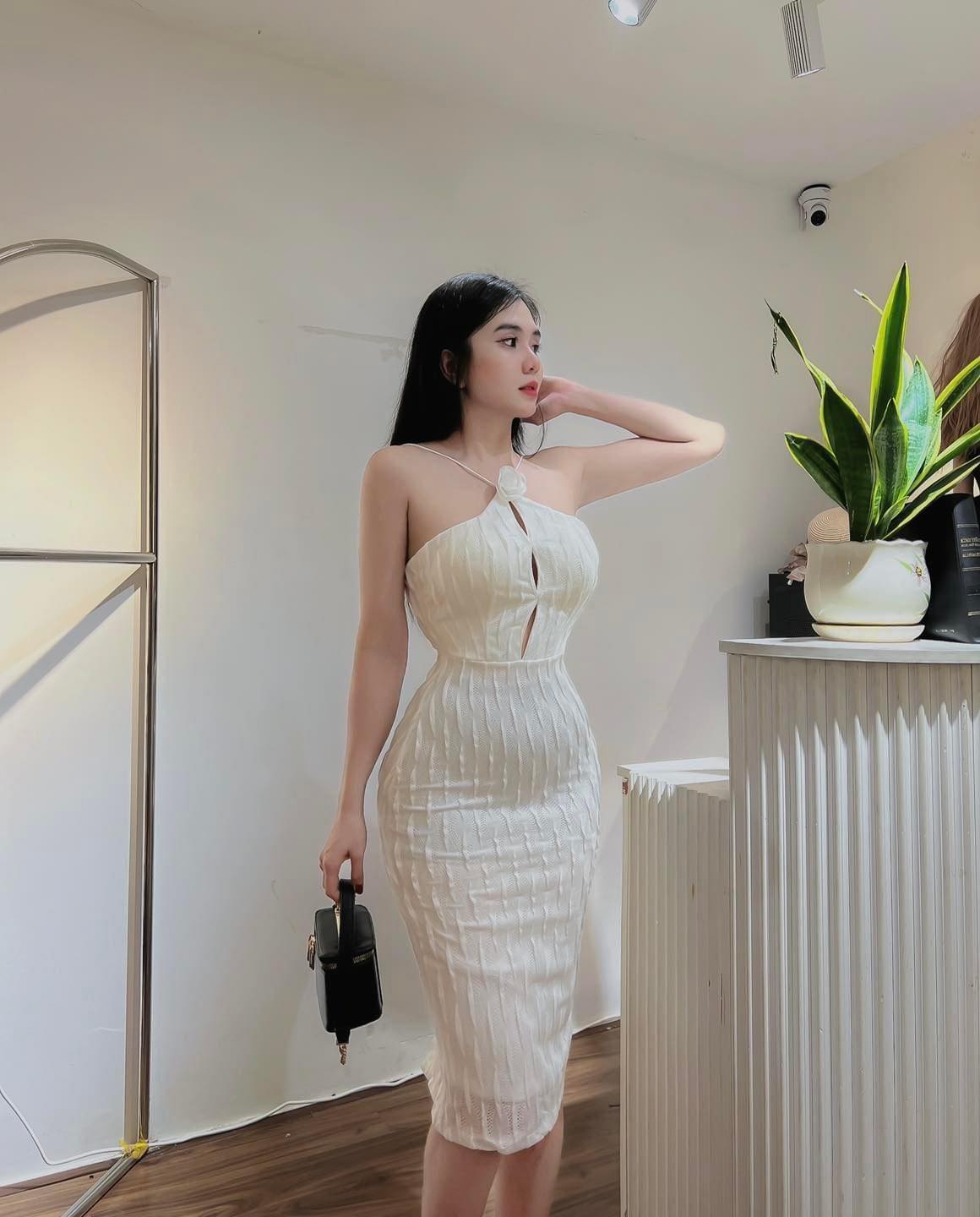 Đầm cổ yếm giọt nước kèm tag hoa