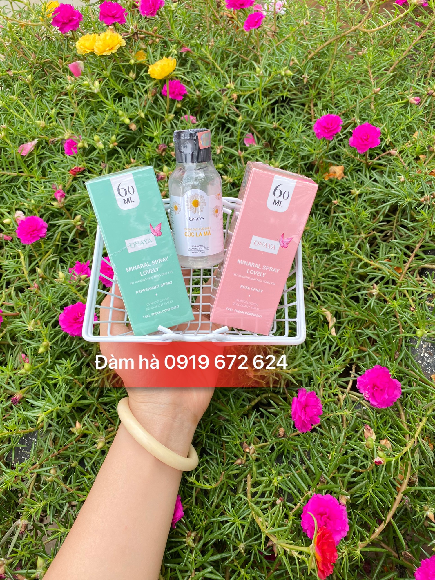 Xịt khoáng khử mùi vùng kín ONAYA - Xịt thơm vùng kín màu xanh Minaral Spray Lovely Peppermint ONAYA