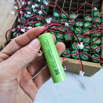 Pin 1S 4.2V Panasonic, có hàn sẵn jack 2.0 và mạch bảo vệ 1S 3A. Dung lượng cực cao 2800mAh thay cho pin máy trợ giảng, pin loa kẹo kéo, pin đèn....