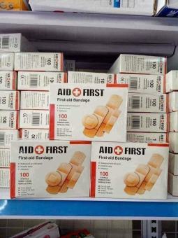 Hộp dán - Hộp băng cá nhân dán vết thương Urgo Aid First 100 miếng, băng ago, băng dán vết thương tiện dụng