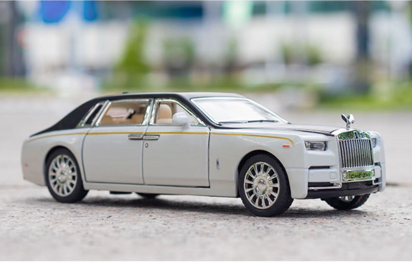 Xe đồ chơi mô hình sắt rolls royce phantom tặng kèm biển số tỉ lệ 1:32 hãng chezhi 2 màu
