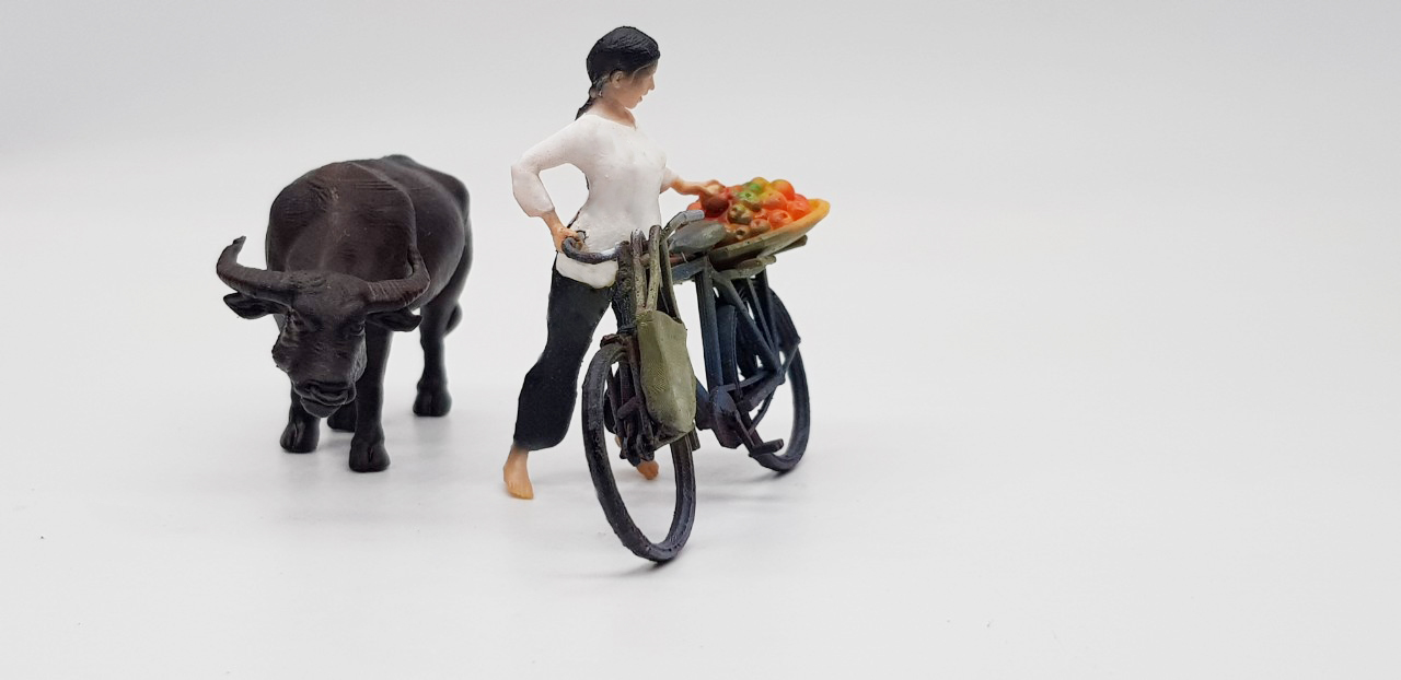 Tượng cô gái và xe đạp tỷ lệ 1/35 cao 48mm