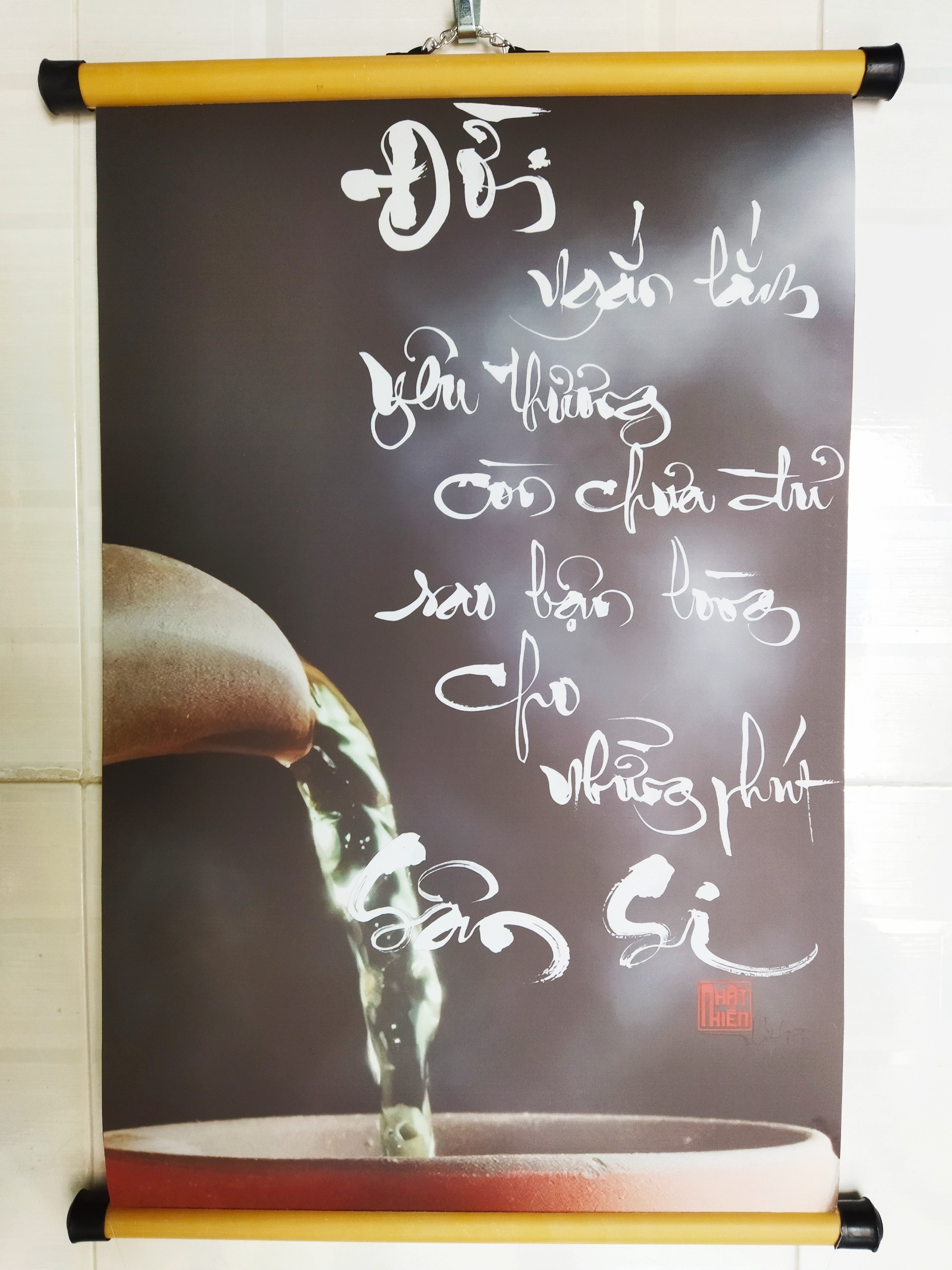 THƯ PHÁP CHỮ ĐỜI ( Đời ngắn lắm yêu thương còn chưa đủ, sao bận lòng cho những phút sân si. )- KÍCH THƯỚC 30*55cm - MÃ SP 5A-08 - Shop Thành Tâm