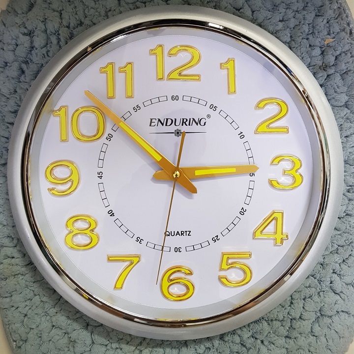 Đồng hồ treo tường tròn kim trôi chữ nổi 35cm enduring