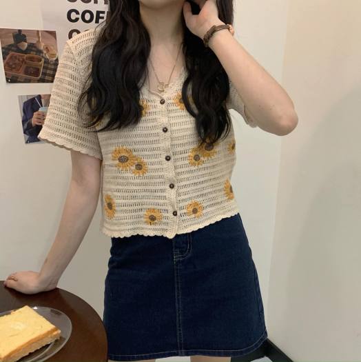 Áo len lửng hoa cúc, hàng QC L1 , chất len sợi đan lưới dáng croptop , thêu hoa cúc