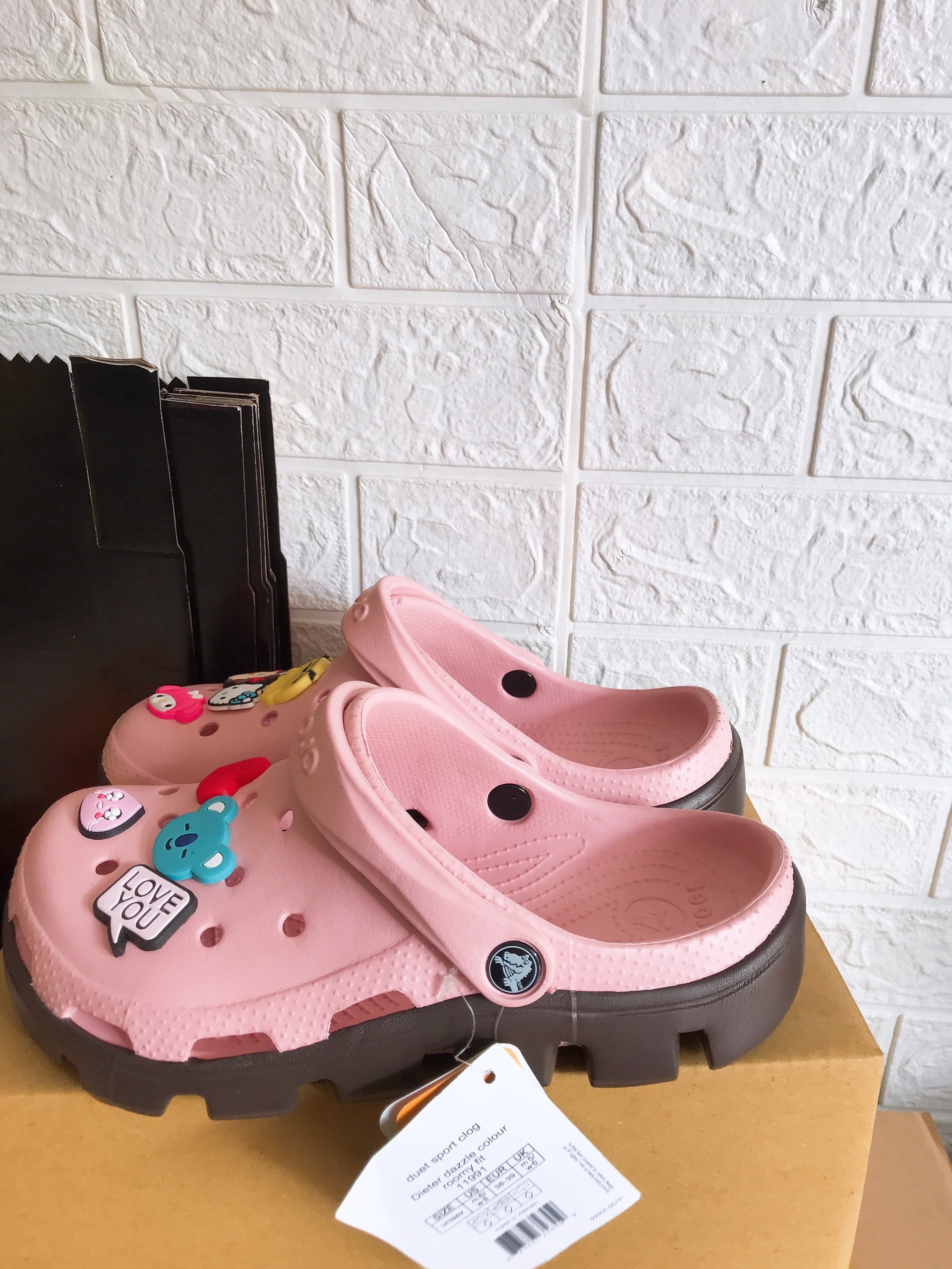 [TẶNG Hộp CROCS + 10 Jitbitz] DÉP QUAI NGANG CROCS HỒNG ĐẾ NÂU(RĂNG CƯA) - BIMBUN SHOSE dép cá sấu - dép crocs - dép nam - dép nữ - dép quai hậu nữ - dép cross - dép sandal nữ - dép quai hậu - dép cặp - dép quai ngang