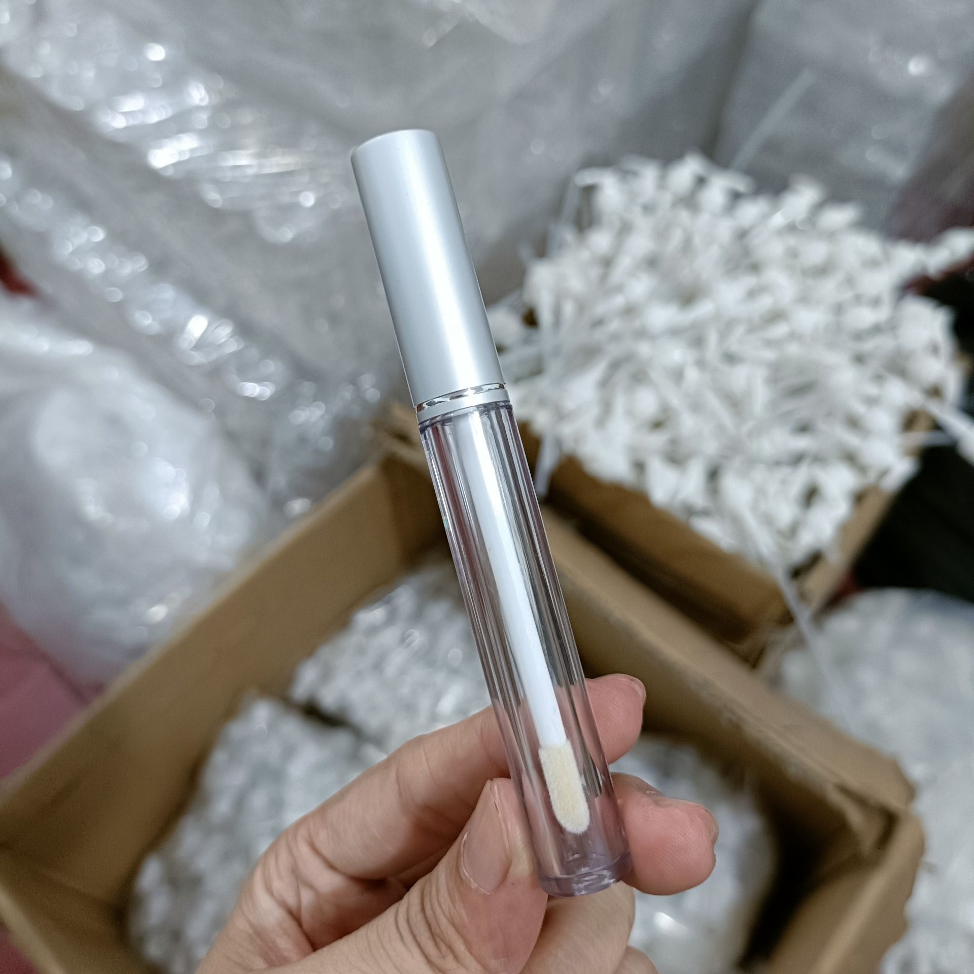 Vỏ Lip Môi rỗng đựng dầu dừa hoặc son nước nắp bạc