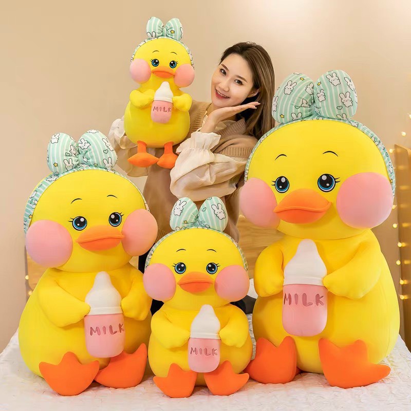 Gấu bông vịt vàng ôm bình sữa có nơ , gối ôm vịt vàng ôm bình sữa má phính siêu kute