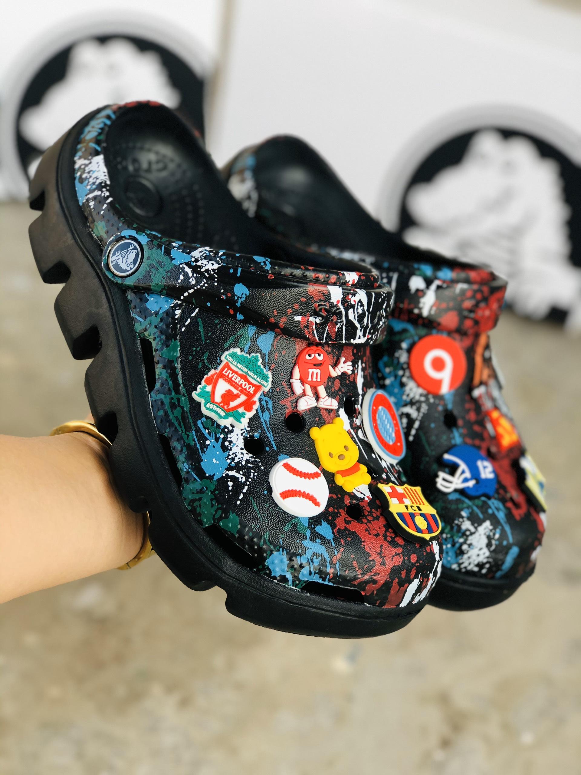 (TẶNG HỘP + 10JITBIT) DÉP QUAI NGANG CROCS FULL ĐEN VẨY SƠN  - BIMBUN SHOES - dép cá sấu - dép crocs - dép sục - dép nam - dép nữ - dép quai hậu nữ - dép cross - dép sandal nữ - dép quai hậu - dép cặp