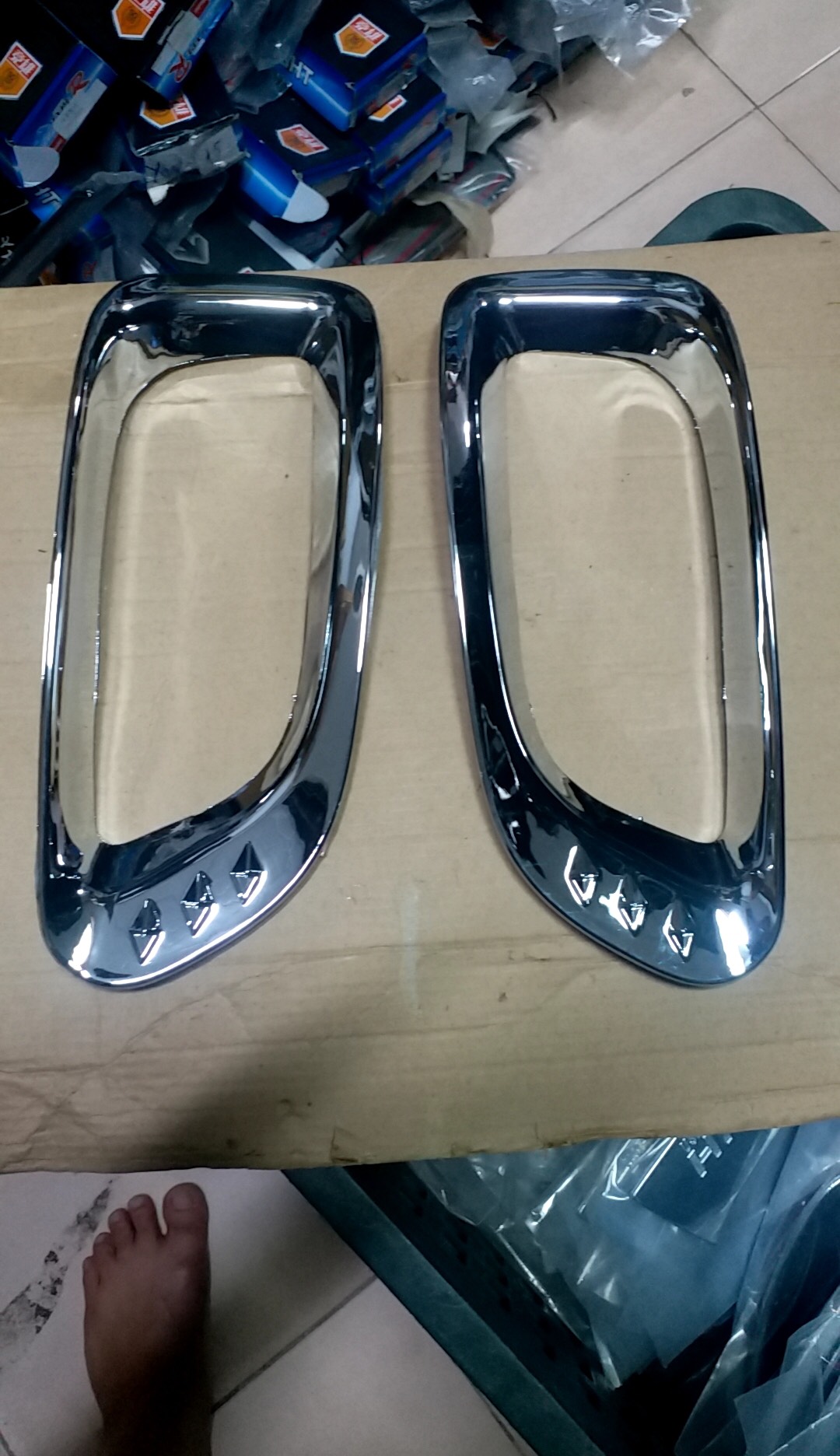 Bộ ốp trang trí viền đèn gầm xe Toyota Innova 2009-2011