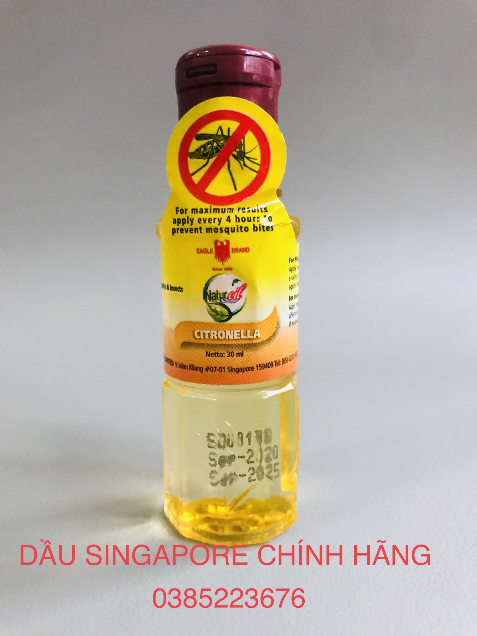 Dầu chống muỗi Natur Oil Citronella tinh chất sả hiệu con Ó Singapore 60ml