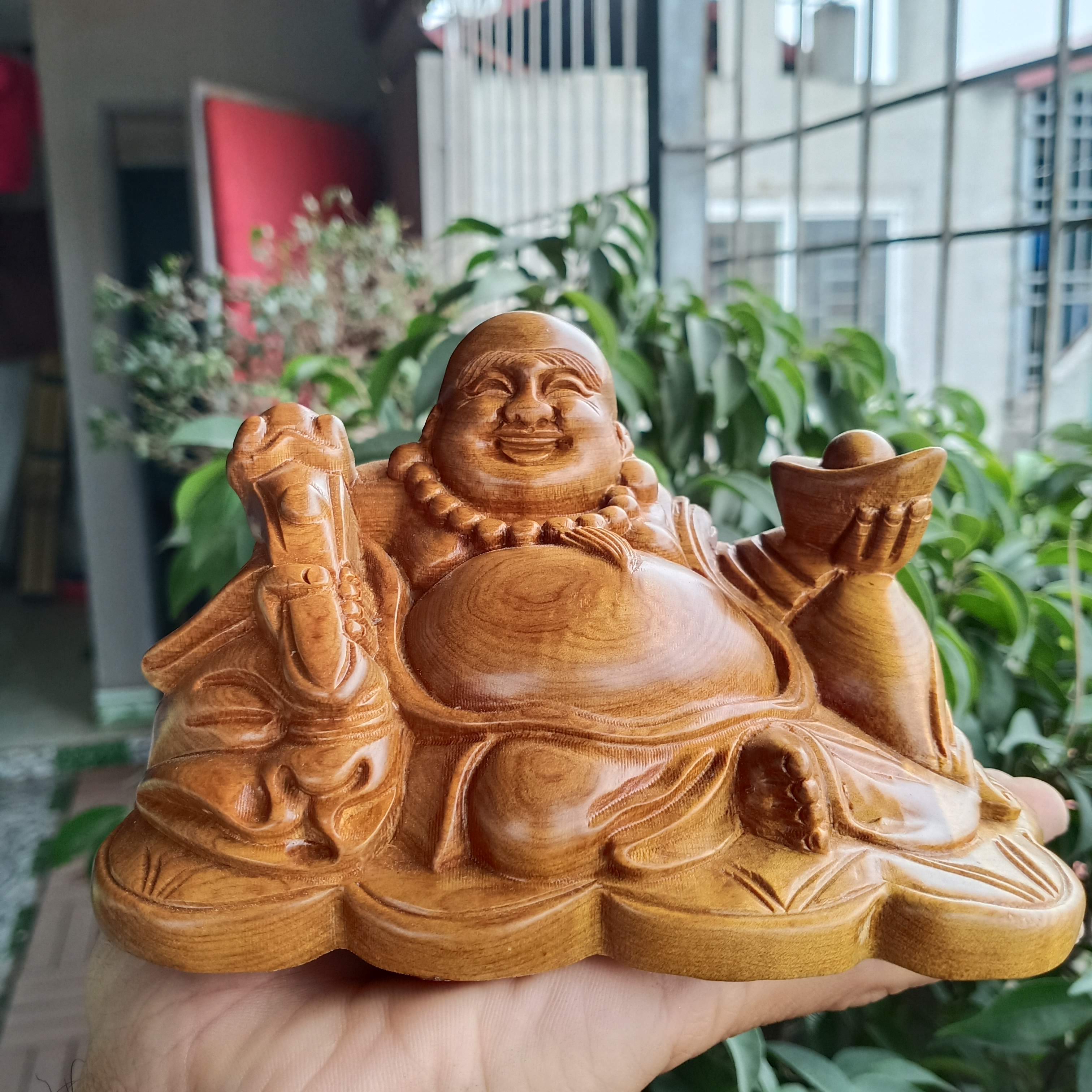 Tượng phật di lặc để bàn gỗ bách xanh