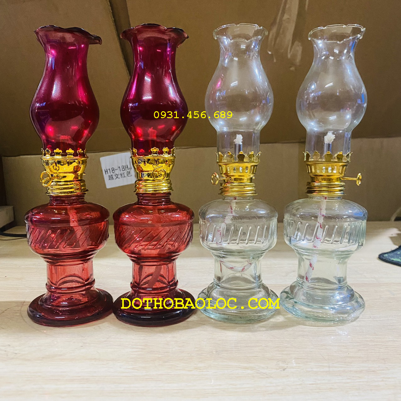 Đèn dầu thủy tinh cao 20.5cm 2 màu: trắng. đỏ
